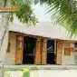 Ngoi nha tranh vach dat binh di giua lang que Viet Nam 85x85