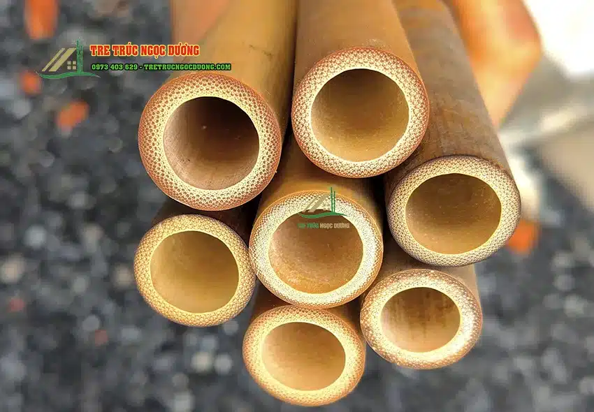 Các ống sáo tiêu chuẩn bị được khoét lỗ, đây là cách làm sáo trúc chuẩn chỉ 
