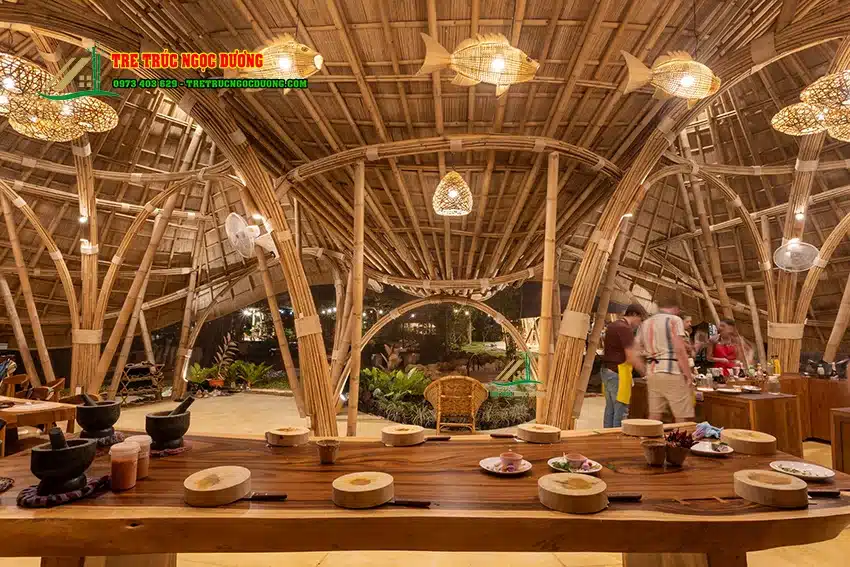 Chiếc bàn dài phục vụ các món ăn bên trong nhà tre