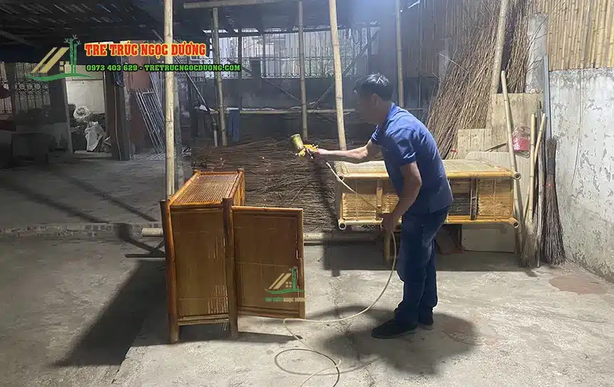 Công đoạn phun sơn để bảo vệ đồ nội thất tre